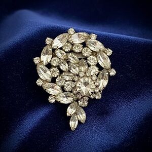 VINTAGE JULIANA (D&E) STYLE CLEAR RHINESTONE CLUSTER BROOCH